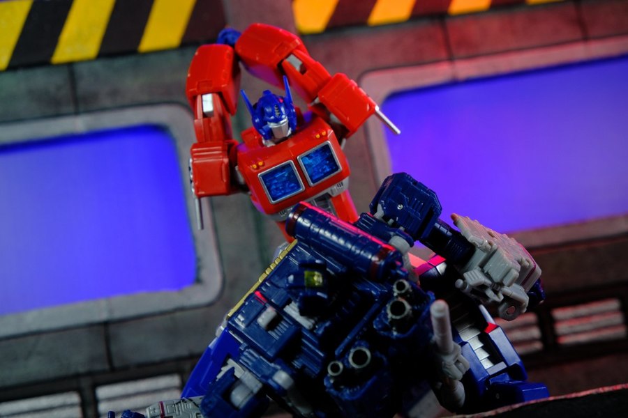 Amazing Yamaguchi Revoltech Optimus Prime  (10 of 16)